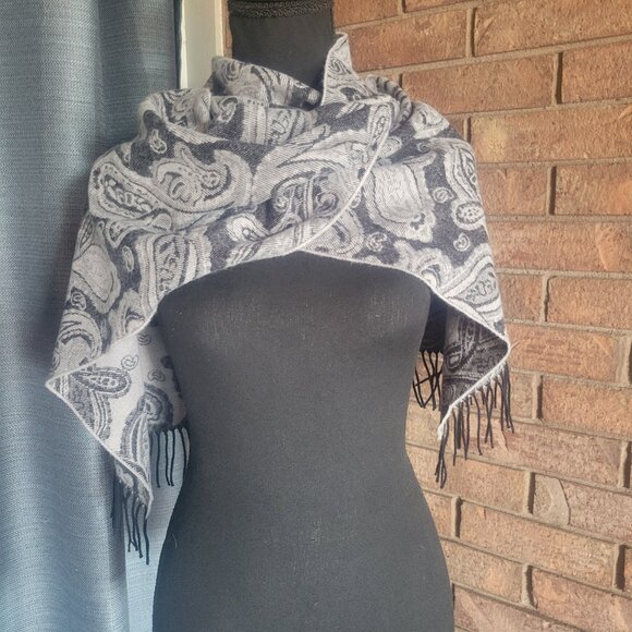 NWOT!! 100% Cashmere Black/Gray Paisley Scarf w/Fringe - made in Scotland - OS - Picture 4 of 11